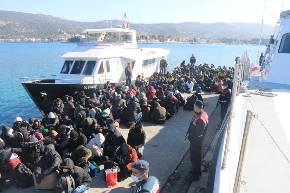 İZMİR’DE GÖÇMEN OPERASYONU: 226 GÖÇMEN YAKALANDI