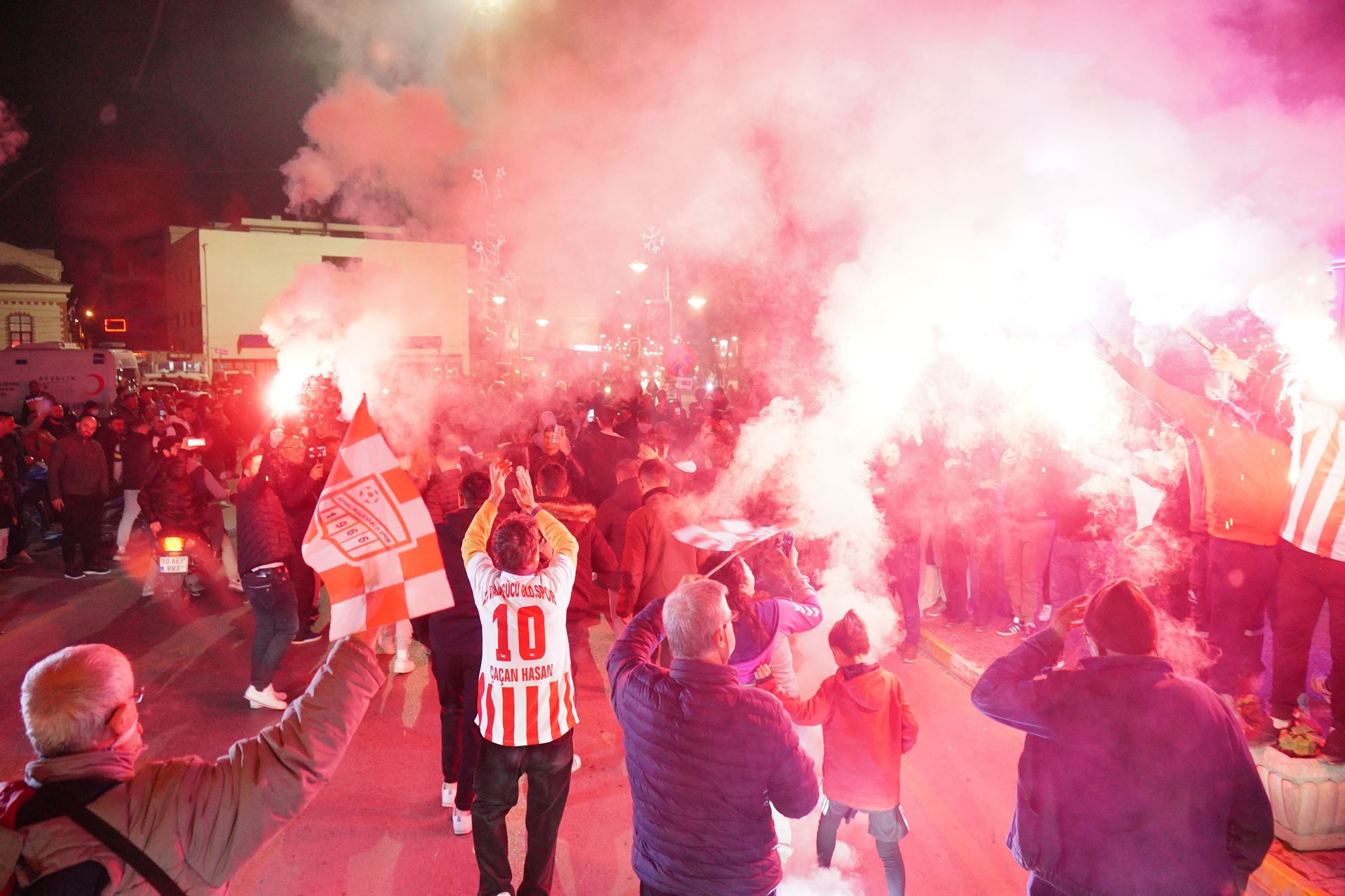 LİDER AYVALIKGÜCÜ 3. LİG YOLUNDA