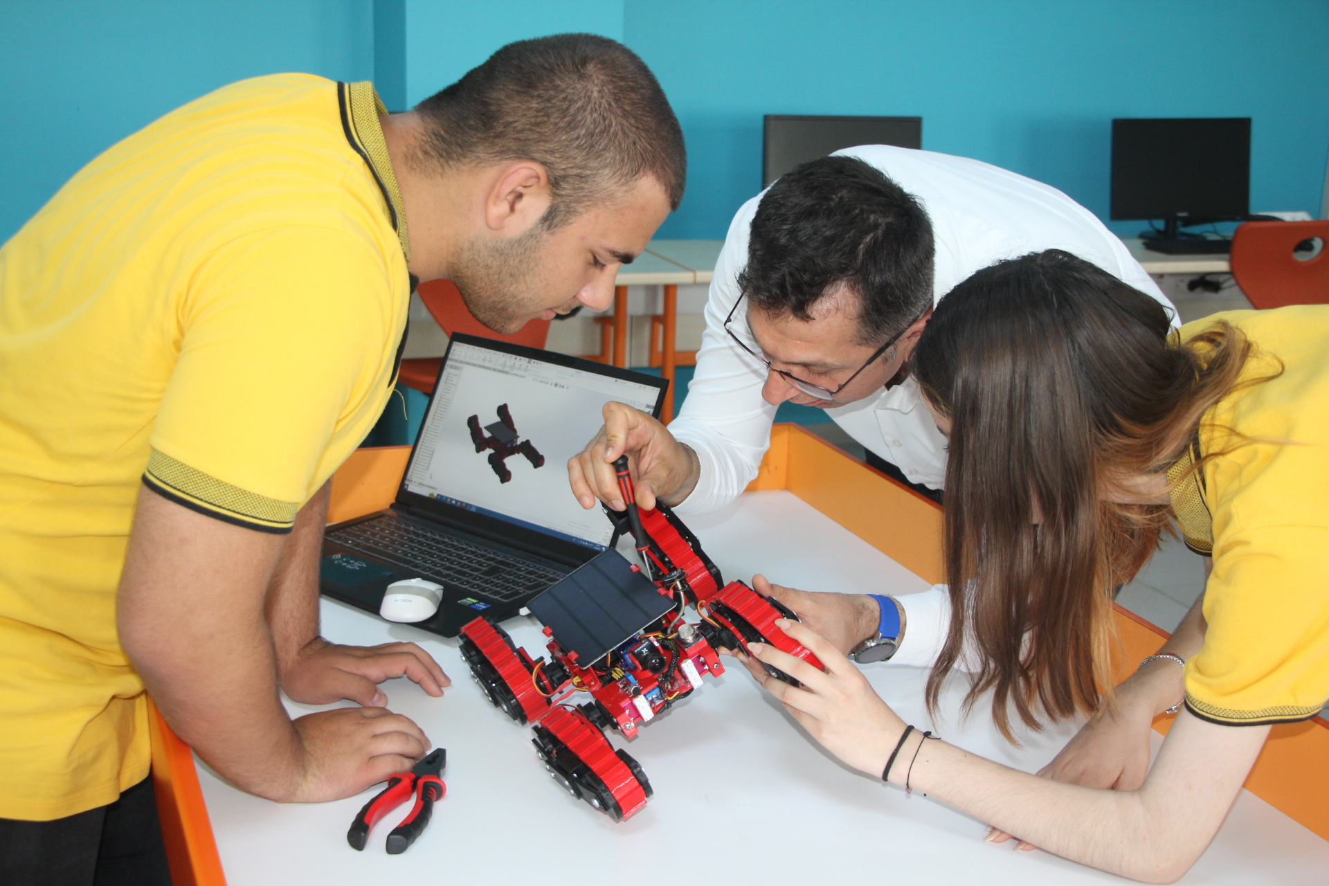 Meslek lisesi öğrencileri arama kurtarma robotları geliştirdi