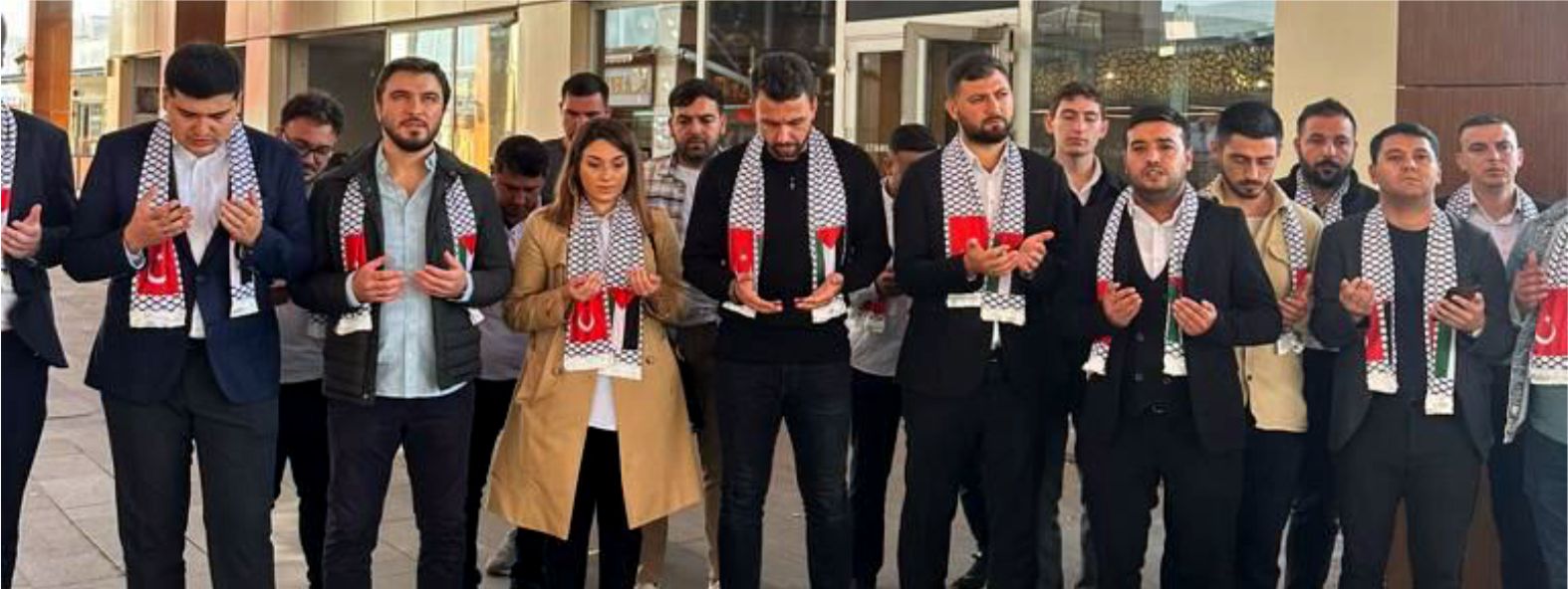 AK Parti’nin gençleri Starbucks’ta Say Stop yaptı